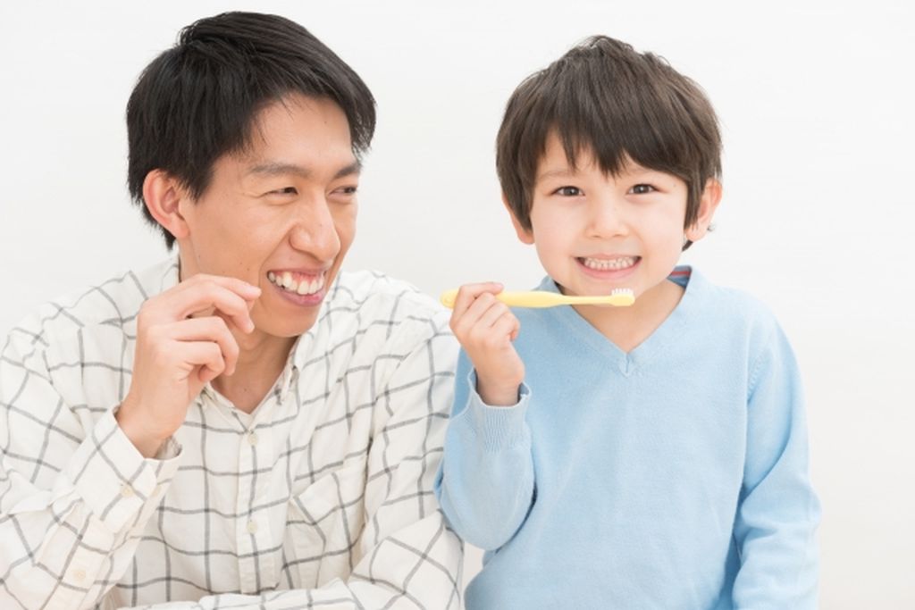 歯を磨いている親子