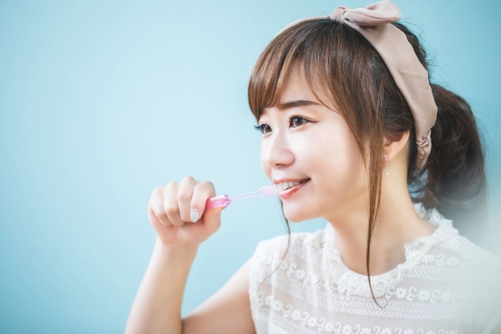 歯を磨いている女性